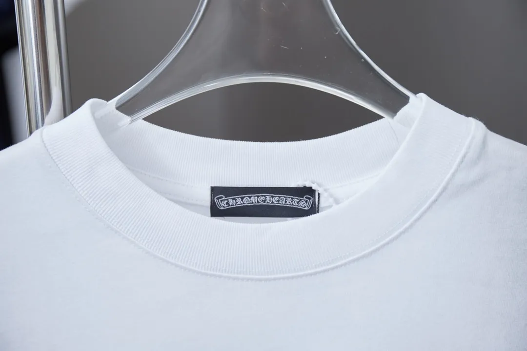 P190 Chrome Hearte 25SS Early Spring New Style Denim Chrome Hearte Short Sleeves Light Luxury Essential Item for Daily Commuting for Men and Women Correct Version Welcome to Compare Detailed Features · 280g 100% pure cotton double yarn jersey fabric · Special thickened 32 pieces of double-strand 1X1 thread in the same vat custom dyeing · Denim cut Chrome Heart Cross ➕Imported Australian matte pearlescent diamonds . Ready-to-wear dyeing Then do the faded fried snowflake process, then wash it to make it look old. Common washing improves the effect · Double-needle stitching and cross-stitch process · Original main mark, washed tag, branded moisture-proof paper packaging Color: black/white/orange Size: S/M/L/XL